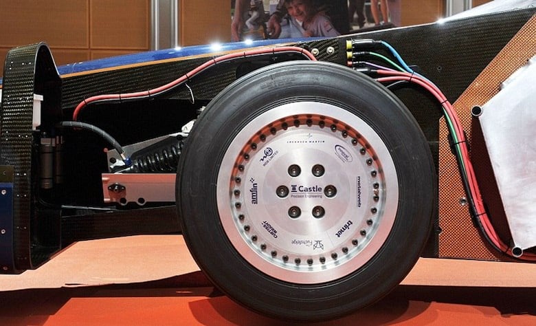 O local da tentativa será em uma pista especialmente projetada, no deserto de Hakskeenpan, na África do Sul, que conta com, aproximadamente, 20 quilômetros de comprimento e três de largura. A seguir, confira alguns dos carros mais rápidos do mundo — estes não chegam nem perto do Bloodhound, mas são recordistas no asfalto