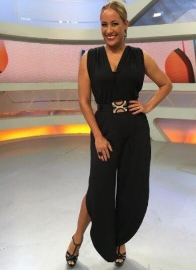 Macacão é tudo de bom e esse é perfeito para ir naquela festa concorrida. Os acessórios dão o toque final e poderoso ao look. Veja como o cinto, a sandália e o anel deixam Renata Alves ainda mais diva!