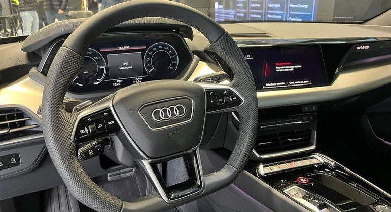 Interior conta com painel de instrumentos digitais e ampla central multimídia