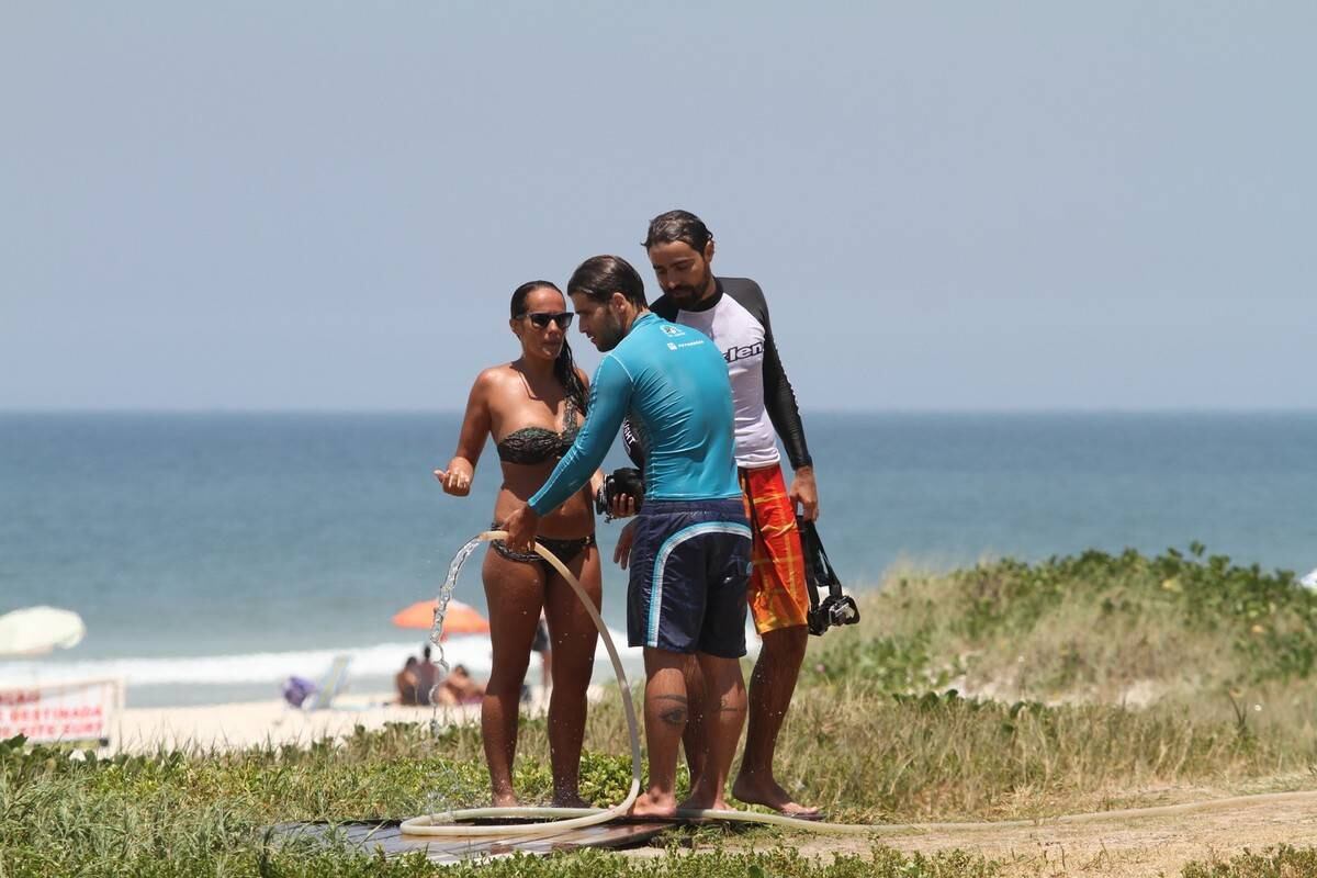 Bruno Gagliasso e Ricardo Pereira praticam stand up paddle na praia da Barra da Tijuca, no Rio