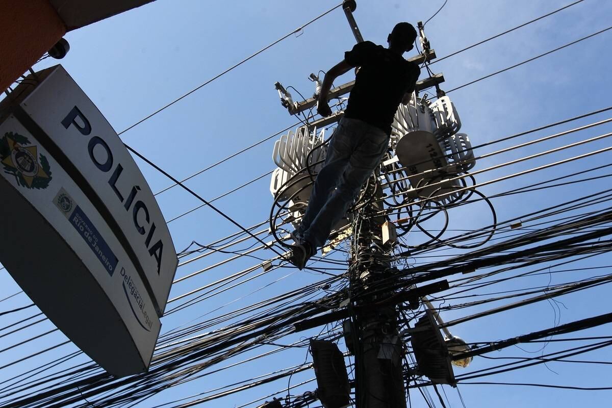 Um homem caiu do alto de um poste em São Cristóvão, na zona norte do Rio, após sofrer uma descarga elétrica. Wagner Tomé Rodrigues, de 51 anos, subiu ao poste que fica exatamente em frente à delegacia de São Cristóvão (17ª DP) como forma de protesto para ter a presença do delegado da unidade. Veja o vídeo
