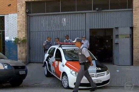 PMs em frente à sede da empresa de segurança Capital, no Cambuci, após roubo de 510 armas, em setembro