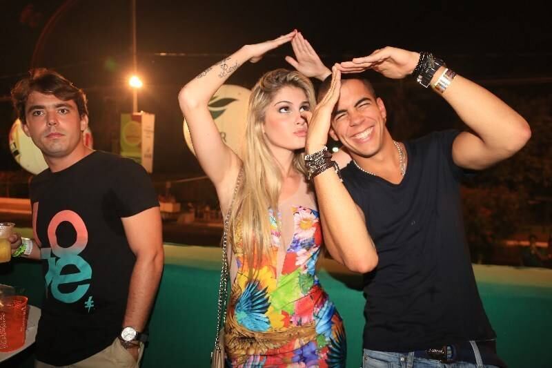 Solteira, Bárbara Evans está curtindo a vida! Nessa sexta-feira (24), a vencedora da sexta edição da Fazenda (Record) se jogou no primeiro dia do Pré-Caju, micareta de Aracaju (SE). Na foto, a beldade posa ao lado de Pipo Marques, filho do chicleteiro Bell Marques