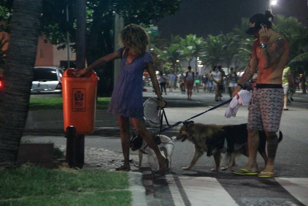 Sheron Menezzenes caminha com namorado e cachorros em Ipanema, no Rio de Janeiro