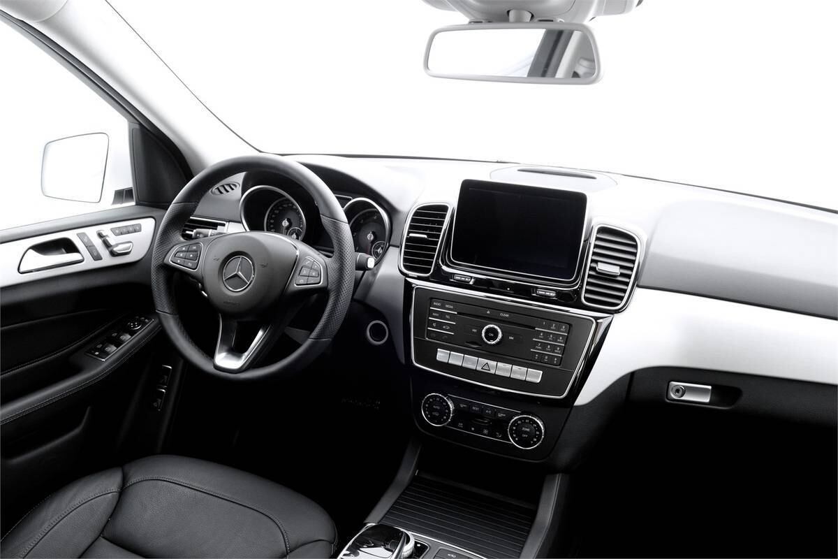 O motor da GLE trabalha em conjunto com a transmissão automática 9G-TRONIC de 9 marchas e sua tração característica, a 4MATIC nas quatro rodas