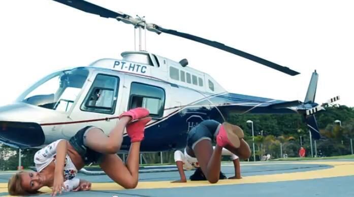 Quadradinho de Borboleta é uma variação do passo em que a pessoa fica de ponta cabeça, com as pernas para cima e faz um movimento desenhando um quadrado com o quadri