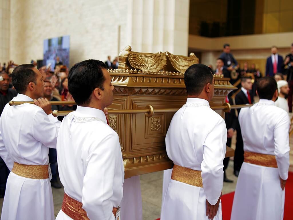 Réplica da Arca da Aliança foi levada até o altar do Templo de Salomão