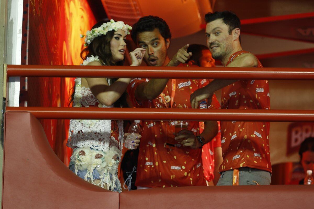 Megan Fox trocou figurinhas sobre os desfiles com um amigo e com o marido, o ator Brian Austin Green