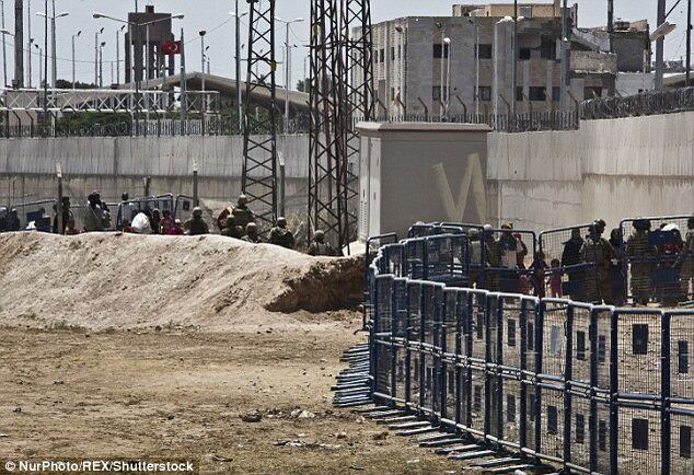 Pelos cinco dias subsequentes, o homem dormiu em um colchão e teve a oportunidade de conhecer os outros migrantes — que, em sua maioria, falavam inglês. Os funcionários do EI disseram que precisavam investigar suas origens antes de partirem para o próximo passo.
No jardim, havia diversas galinhas, que, segundo Ali, apenas americanos e europeus podiam abater. O líder do grupo afirmou que a ação era um treinamento para matar infiéis. No fim dos cinco dias de reclusão, os novos recrutas embarcaram em um micro-ônibus com destino às montanhas Bellas, a leste da cidade de Homs