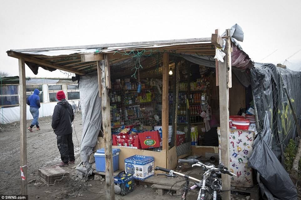 A lojinha de mantimentos é como uma mercearia. De acordo com Aldowmah, o item mais vendido é o energético Monster, porque muitos moradores tentam entrar na Inglaterra o tempo todo, e por isso ficam muito cansados

