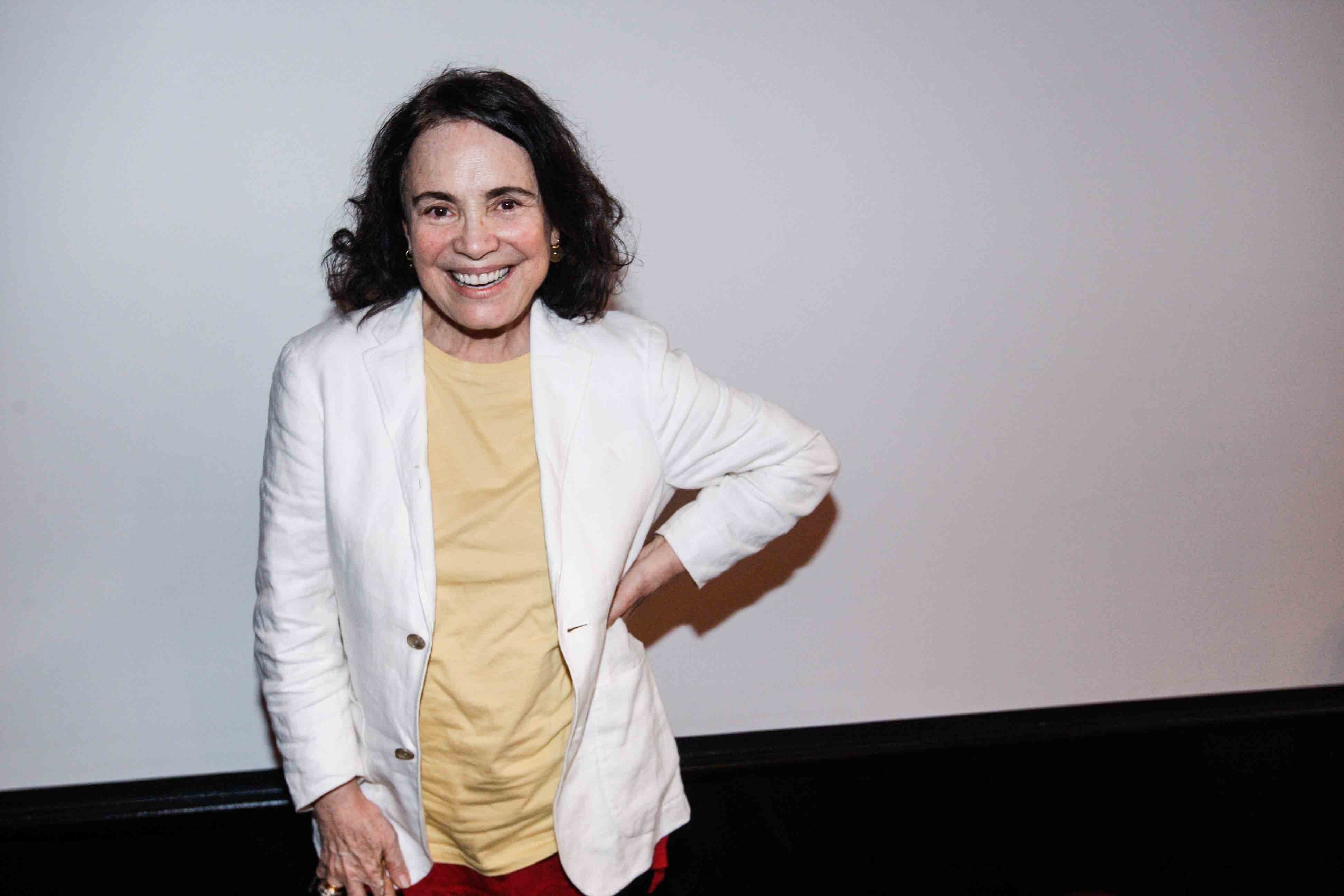 Regina Duarte está priorizando o teatro neste momento de sua carreira