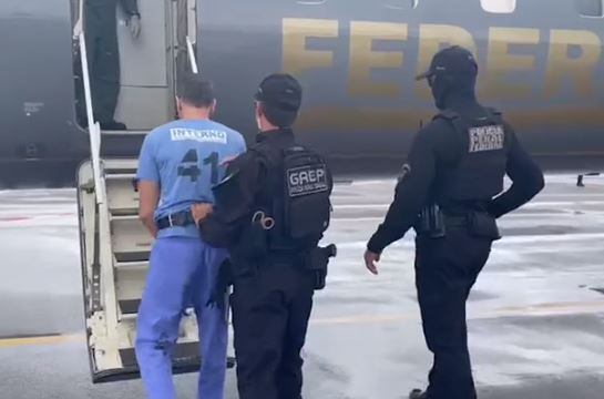 Marco Willians Herbas Camacho, conhecido como Marcola, foi transferido nesta quarta-feira (25) da penitenciária federal de Porto Velho para a penitenciária federal de Brasília. Marcola é apontado como um dos principais líderes da organização criminosa PCC (Primeiro Comando da Capital). O motivo da mudança de prisão, segundo o ministro Flávio Dino, seria um suposto plano de fuga de Marcola da unidade.