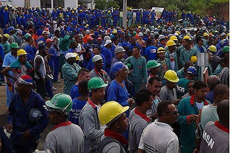 Trabalhadores da Construção Civil fazem manifestação e fecham via