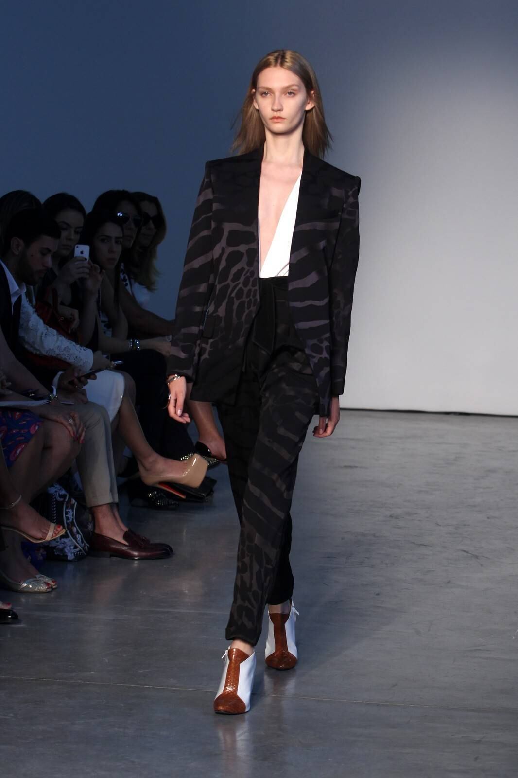 O segundo dia de desfiles da temporada inverno 2015 da São Paulo Fashion Week começou com a coleção do estilista Pedro Lourenço, nesta terça-feira (4). As modelos entraram na passarela após uma hora de atraso e vestiram peças feitas de diferentes materiais, que iam desde os trabalhos com paetês até detalhes com argolas de meta. Além dos casacos e saias que deram um ar sexy à coleção, as sandálias com saltos largos, arredondados e amarrações no tornozelo também foram destaque na passarela