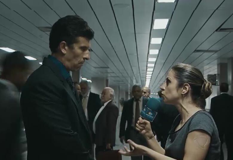 Após discurso de João
Titino, repórter pergunta ao deputado se o fato de ele ser filho do governador
não enfraquece os argumentos de defesa a favor de Guido. João diz que não, pois
todo o Brasil sabe que os dois tiveram vidas independentes, já que Guido
somente soube da existência de João quando ele tinha dez anos e que a ditadura
os separou antes mesmo de ele nascer
+ Com a política no sangue, Rico se vê dividido entre dois mundos. Assista!
+ Conheça os personagens da minissérie Plano Alto
+ “Foi um desafio falar a respeito da nossa situação governamental”, diz autor da minissérie