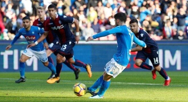 Mertens cobra pênalti na vitória do Napoli sobre o Bologna neste sábado (28)