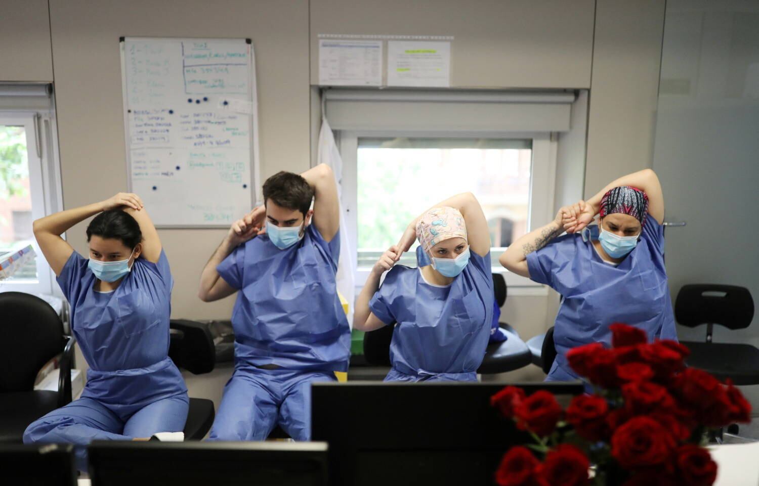 Na UTI (Unidade de Terapia Intensiva) da Clínica Hospitalar de Barcelona, na Espanha, os profissionais fazem alongamento e exercícios de ioga para aliviar a tensão em meio à pandemia de coronavírus
