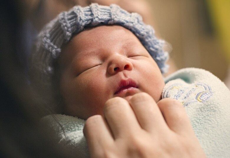 Realizado ainda na maternidade, o teste do olhinho é simples e ajuda a identificar doenças como catarata, glaucoma e até um tipo de tumor chamado retinoblastoma