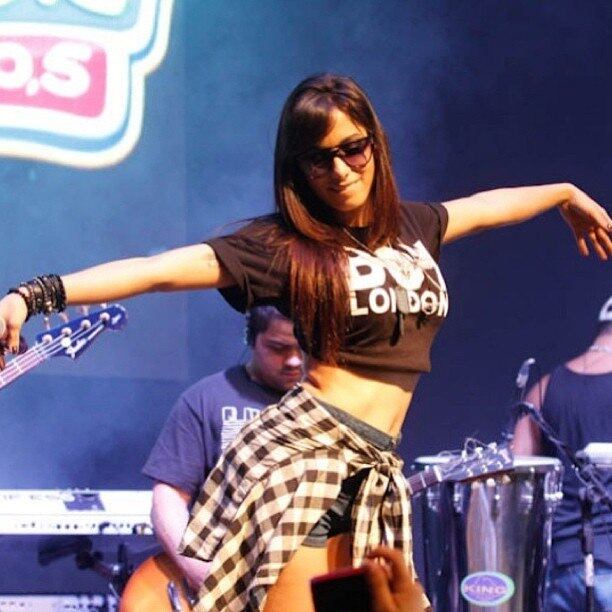 1º - Anitta — 41,39% dos votosAnitta dominou as pistas de 2013 com seu Show das Poderosas. Mas quanto mais sucesso a moça fazia, mais em polêmicas ela se envolvia. Em uma delas, chamou um fã de pobre após ele arremessar uma latinha no palco. A postura da cantora não agradou a nenhuma classe social e a poderosa levou o título de cantora mais mala de 2013. Ainda bem que agora ela está mais Zen... 
