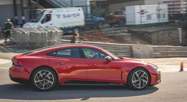 Com quase 2 toneladas,
o Audi e-tron GT tem controle máximo nas pistas e instiga a aceleração