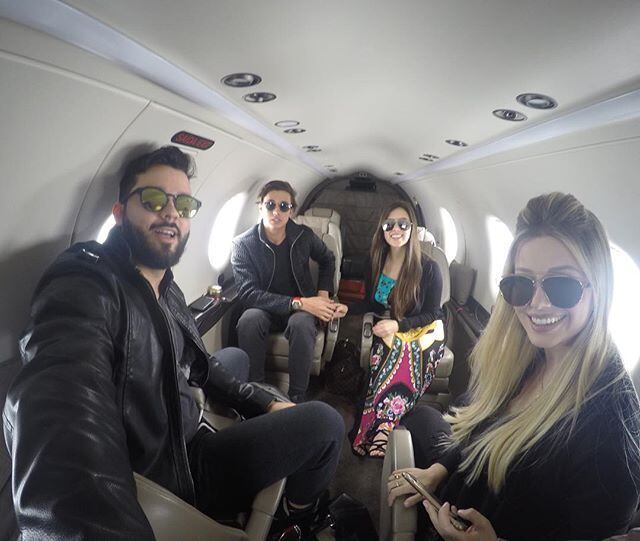 Dentro da aeronave, o quarteto tirou várias selfies 