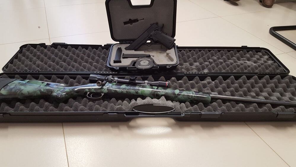 Fuzil e pistola foram encontrados na casa da enteada de Jucá; marido dela foi preso