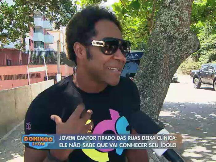 Relembrando os momentos difíceis, Thalles comparou sua história com a do fã Leandro: "Quem vive essa vida de droga,
procura uma maneira de fugir das pessoas. No caso o Leandro, pra não
decepcionar os pais, ele fugia de cidade"


+ ASSISTA: Sonho realizado! Músico tirado das ruas canta ao lado do ídolo no Domingo Show

+ Aproveite e confira as matérias do programa Domingo Show

+ Já curtiu a página do Domingo Show no Facebook? É só clicar!

+ Siga o Domingo Show no Twitter e receba todas as notícias do programa
