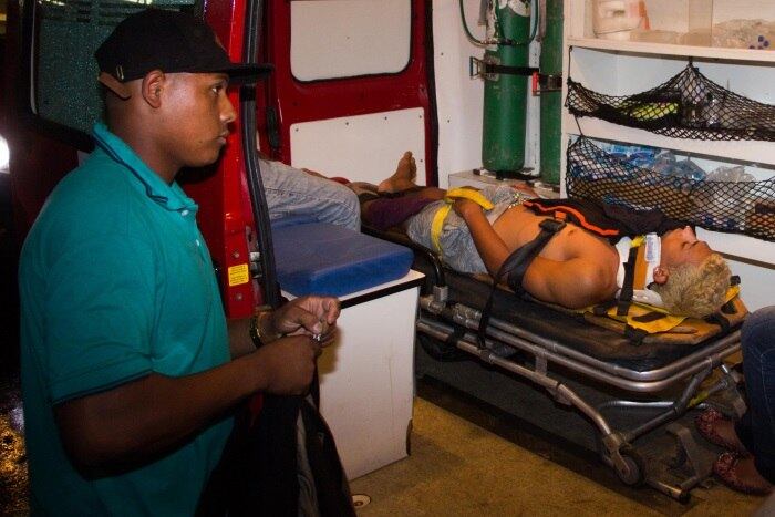 Passageiros são atendidos após acidente entre os dois trens 