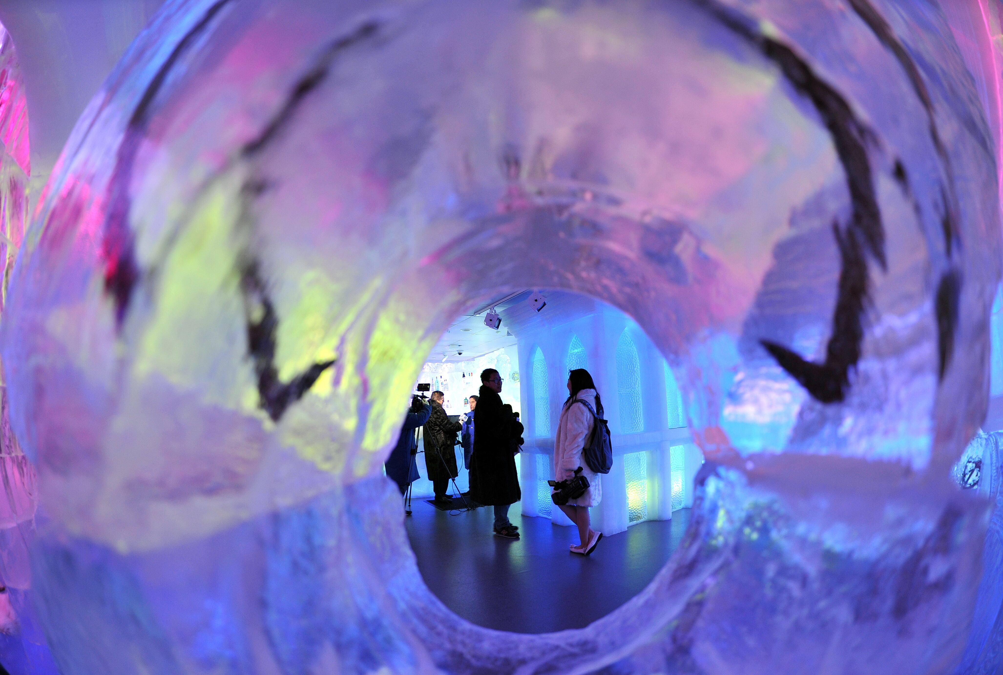 "Acabamos de saber deste bar e decidimos vir sentir o sabor da Rússia em Nova York", explicaram, com uma vodca na mão, Paulina e Olga, duas clientes que lembram de seu país natal nestas baixas temperaturas, embora tenham deixado claro que da próxima vez virão mais preparadas