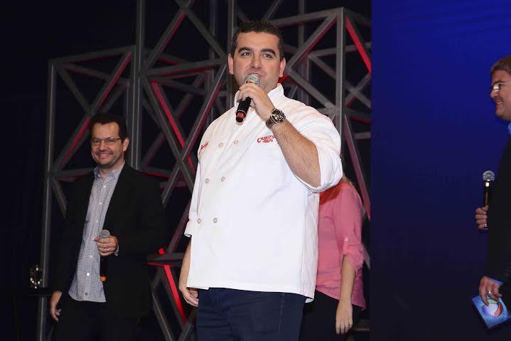 — A Carlo's do Brasil vai ter brigadeiro, sim! Eu experimentei um bolo de cenoura e adorei. Ontem, ainda comi no rodízio churrascaria. Nos EUA também tem, mas é completamente diferente
Com presença de Cake Boss, Rede Record anuncia programação 2015
Apresentadores registram nas redes sociais lançamento da programação da Rede Record
Veja os bastidores do lançamento da programação 2015 da Rede Record
Rede Record anuncia reality show com Cake Boss