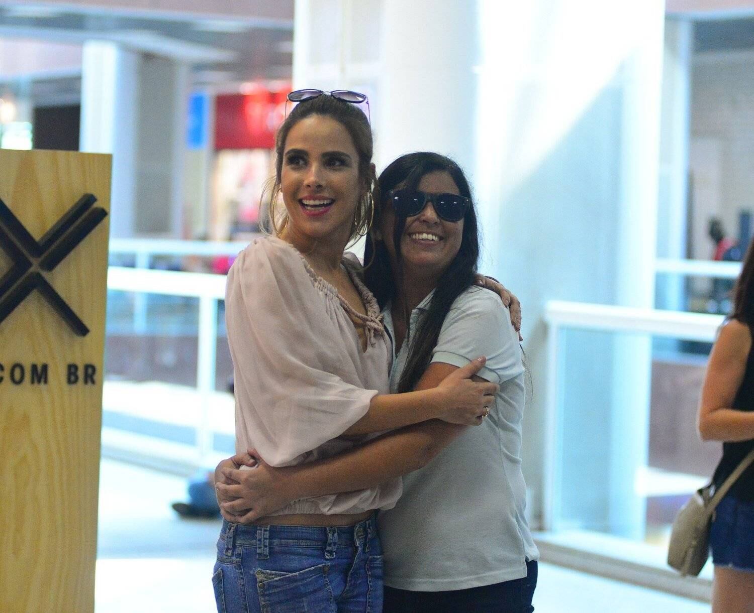 Simpática, Wanessa atendeu a pedidos de fotos