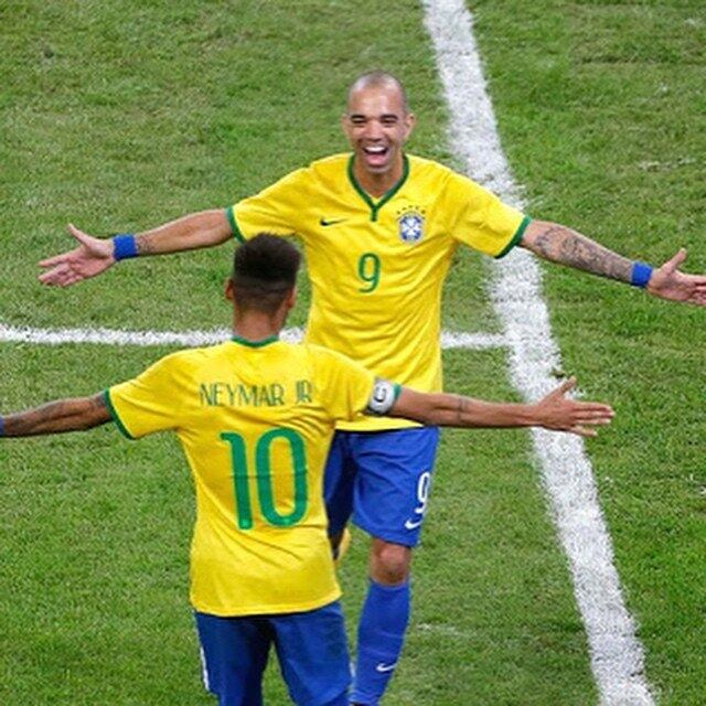 Atual parceiro de ataque de Neymar na seleção de Dunga, Diego Tardelli desejou muito brilho ao companheiro.

- Parabéns meu irmaozinho @neymarjr !! Que sua estrela continue brilhando sempre!!! ️️