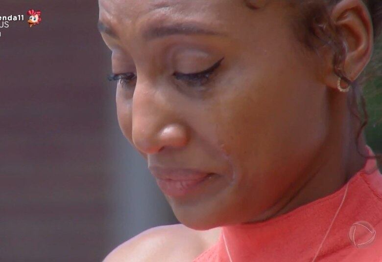 Para encerrar o fim de semana agitado, os confinados receberam cartas dos familiares. Não teve como não se emocionar!