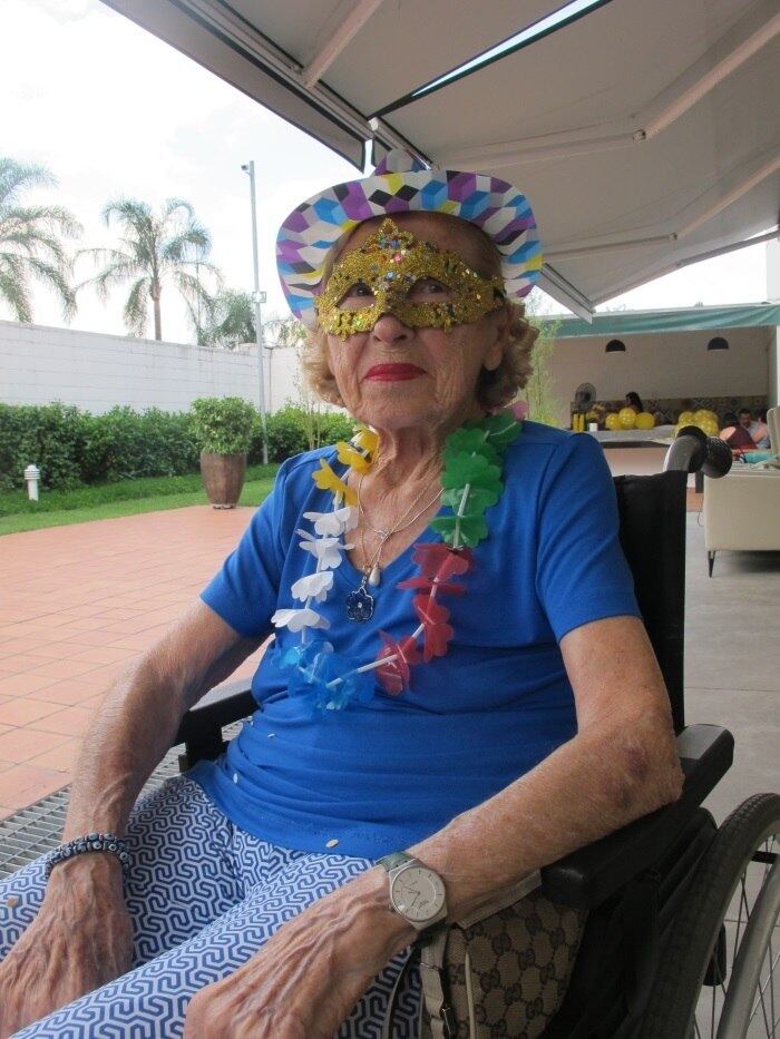 No Carnaval da terceira idade, boa parte dos participantes
já havia superado os 90. É o caso da italiana Viviana Papini, de 96 anos, que
pisou em solo tupiniquim aos 15. De batom vermelho e unhas pintadas, ela conta
que sua lembrança mais vívida da folia é a de quanto retornou à terra natal,
aos 30 anos, e assistiu ao Carnaval de Veneza diretamente das gôndolas. "Inesquecível", diz, nostálgica. Na sexta-feira, Viviana dançou — mesmo sentada sobre a cadeira de rodas
— ao som de “Ô Abre Alas”, de Chiquinha Gonzaga