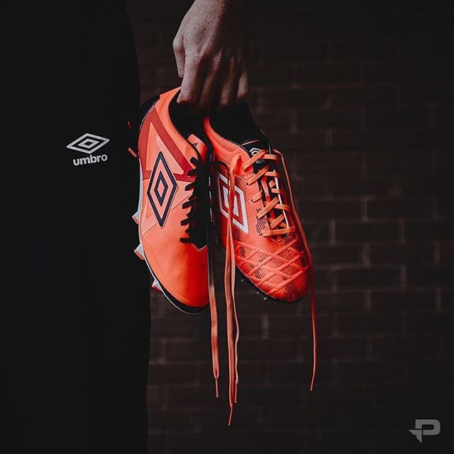 A Umbro também aposta em novos modelos para essa temporada. As cores laranja e vermelha são algumas das apostas da marca