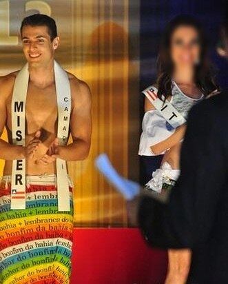 O
veículo era dirigido por Jamille de Almeida Carneiro, de 25 anos, namorada de
Danilo. Ela está internada na UTI do hospital Emec em Feira de Santana e seu estado de saúde é estável. Uma prima e um bebê, sobrinho dela, também estavam no veículo