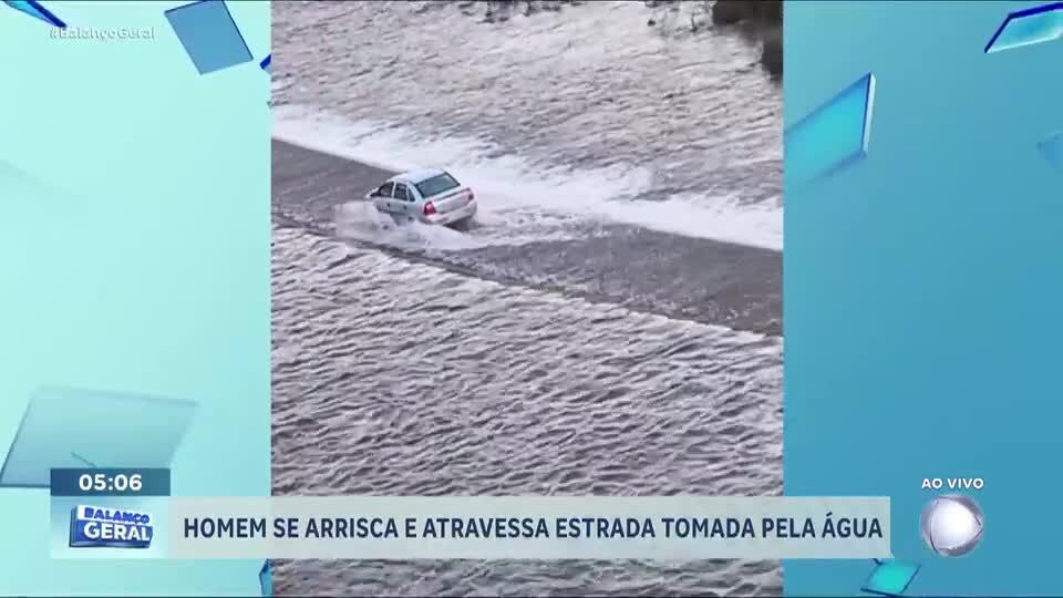 Motorista se arrisca e atravessa estrada tomada pela água no interior do RS