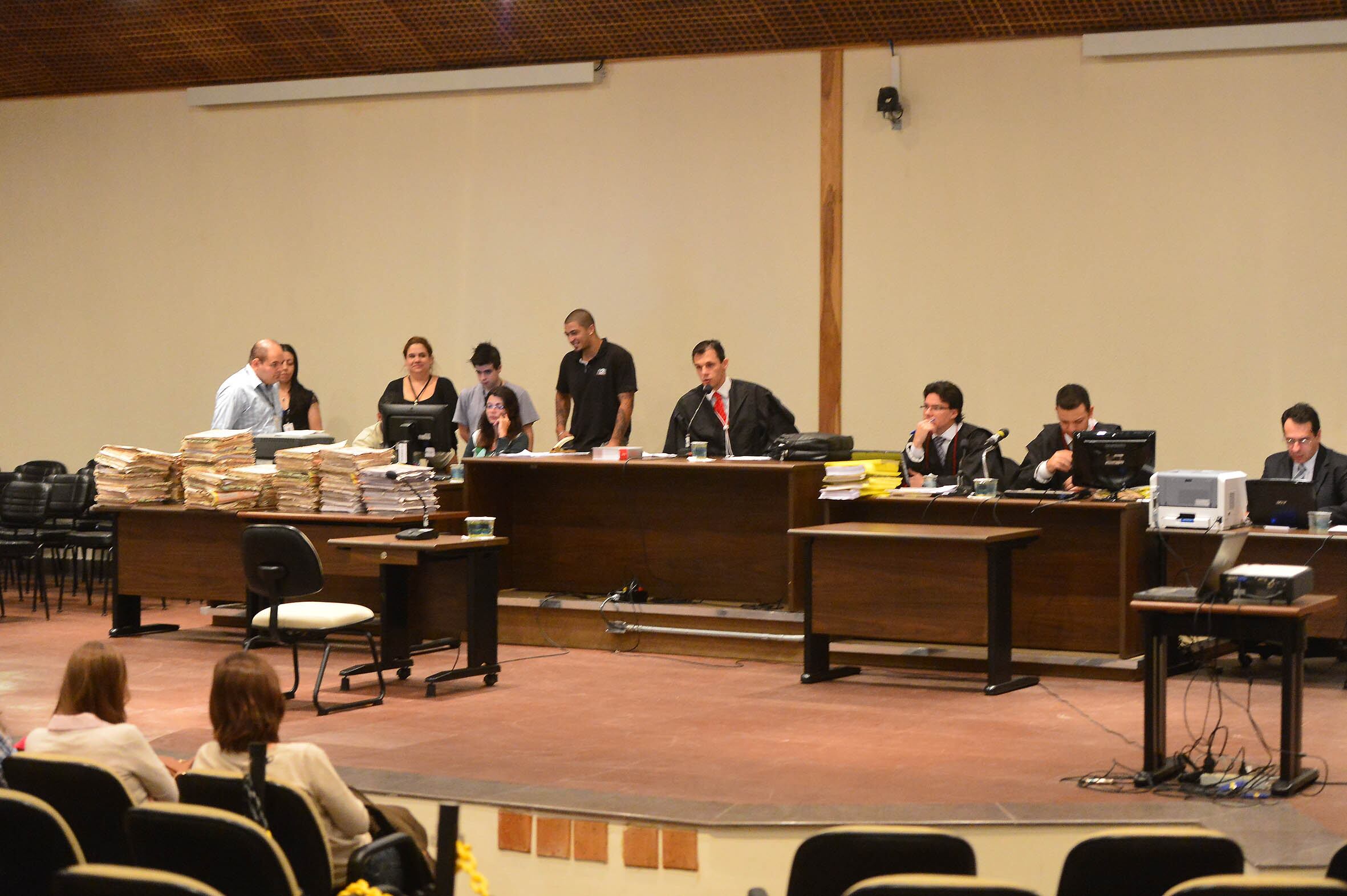 Julgamento de policiais militares acusados de participação no massacre do Carandiru, em 1992, teve que ser adiado após uma jurada passar mal.