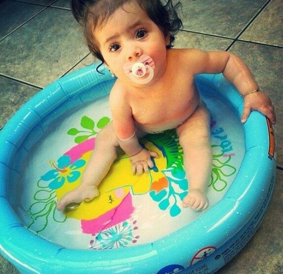 A pequena Valentina engoliu uma presilha de cabelo em setembro deste ano e chegou a fazer
uma cirurgia para retirar o objeto, mas, segundo a mãe, adquiriu uma infecção
hospitalar. Ela acabou morrendo na última segunda-feira (10)
