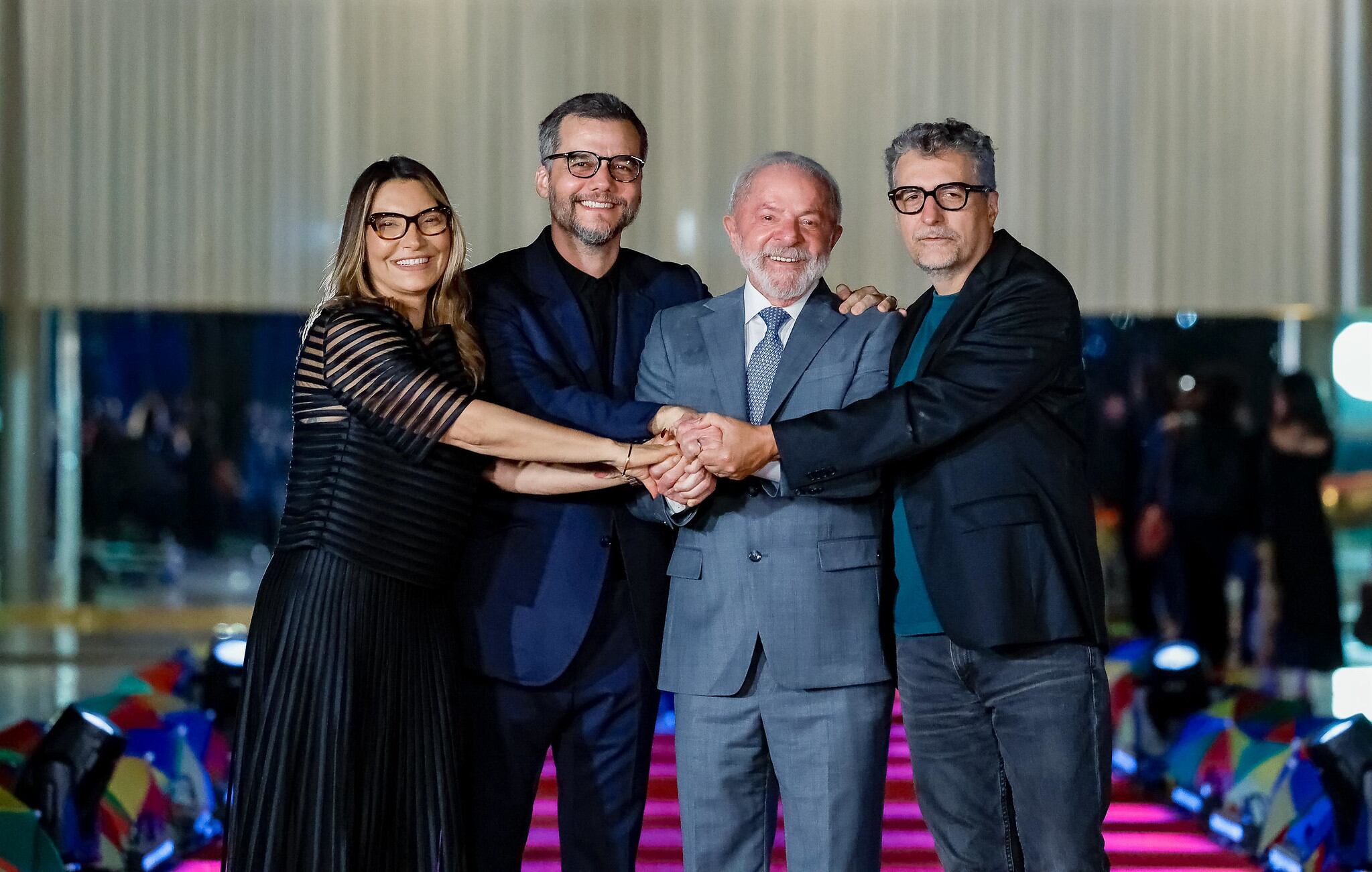 Lula recebe parte do elenco e da produção do filme O Agente Secreto para a primeira exibição do longa no Brasil.