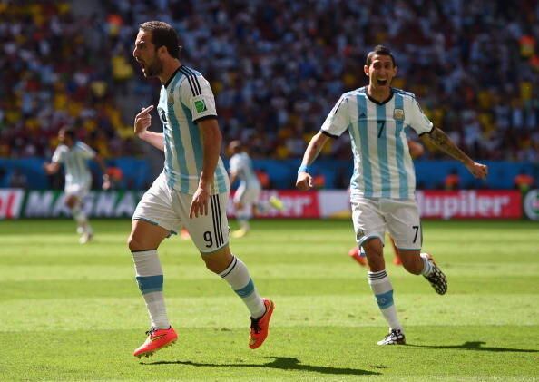 Defesa da Bélgica tenta interceptar passe da direita, mas a bola sobra para Higuaín na entrada da área. O atacante gira e bate de primeira, sem chances para Courtois.
