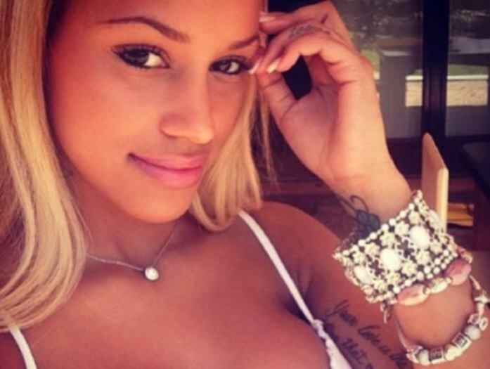 

Fanny Neguesha está hospedada no hotel Golden Tulip, na
praia de Boa Viagem, no Recife. Nesta terça-feira (18), a modelo caminhou pela
orla e foi assediada por torcedores e jornalistas


