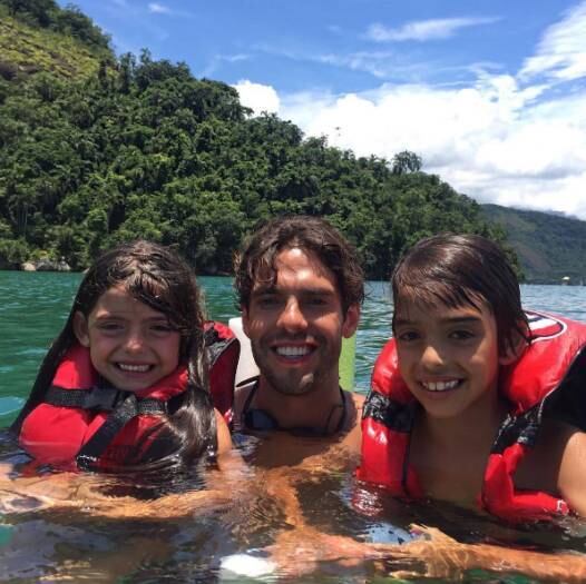 Kaká sabe muito bem aproveitar os dias de descanso. O craque publicou uma foto nas redes sociais curtindo o mar acompanhado de seus dois filhos, Luca e Isabella, fruto do antigo relacionamento do jogador com a empresária Carol Celico