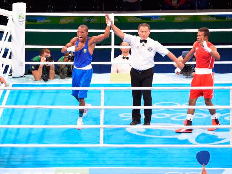 Apesar do motivo de ter iniciado no boxe não ter sido dos mais nobres, Robson tomou gosto pelo pugilismo. Começou a treinar em um local distante nove quilômetros de sua casa. Proveniente de uma família humilde, não tinha grandes recursos à disposição, tanto que ia à pé todo os dias para o treino. Sendo assim, deslocava-se um total de 18 quilômetros por dia