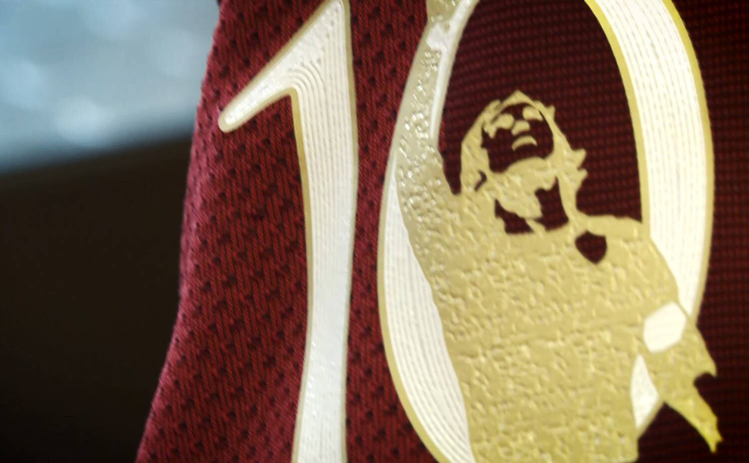 A camisa de Totti carregava um escudo de sua despedida no braço. Nesta semana, Totti anunciará seu futuro, mas a expectativa é que ele pendure as chuteiras