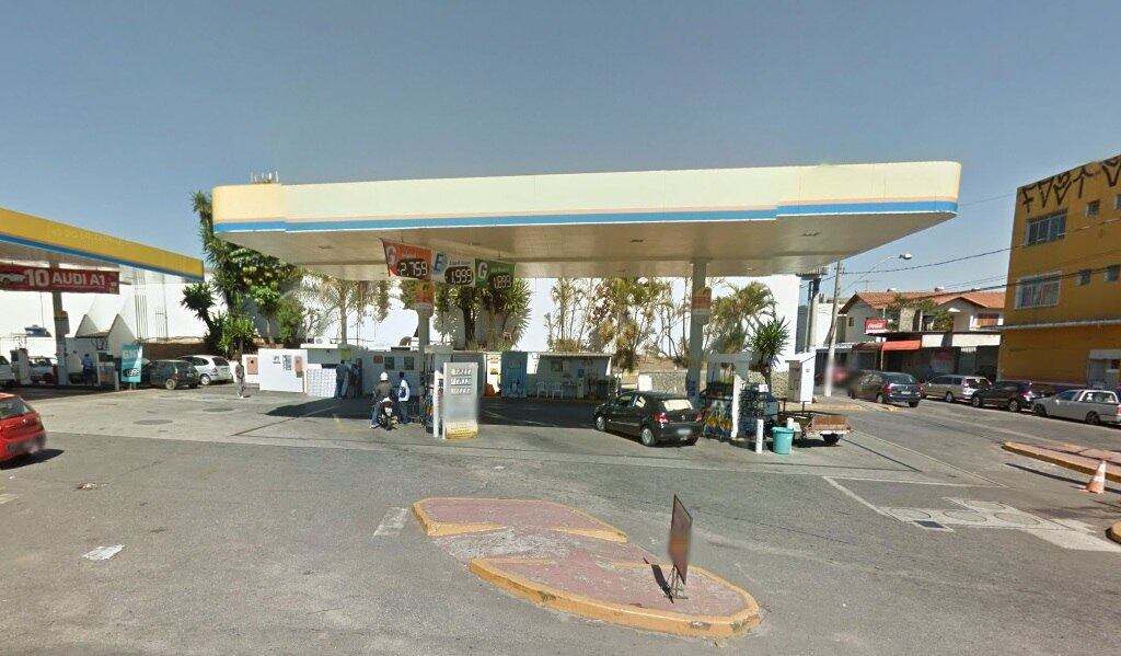 A laja de conveniência fica dentro de um posto de combustíveis