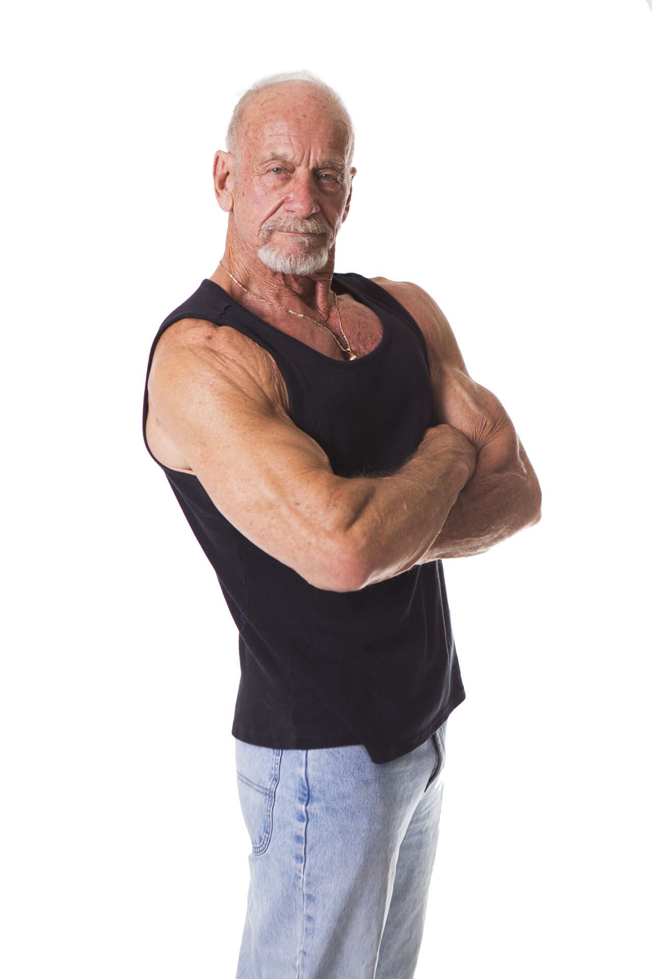 E apesar de ter envelhecido, ele não perdeu a pose e os músculos