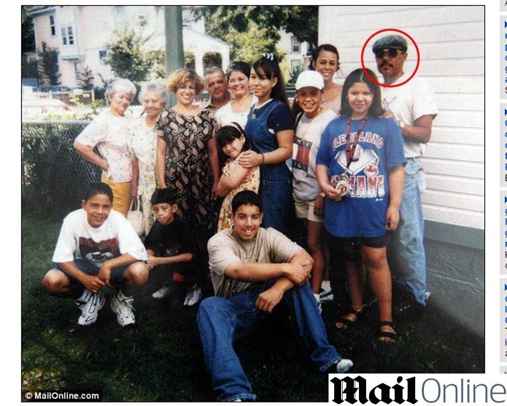Nesta foto dos anos 90, é possível ver um dos irmãos Castro no destaque. Embaixo, sentado no centro, está Anthony. A foto de família não deixa qualquer suspeita sobre a índole dos irmãos responsáveis pelo sequestro que chocou os Estados Unidos

