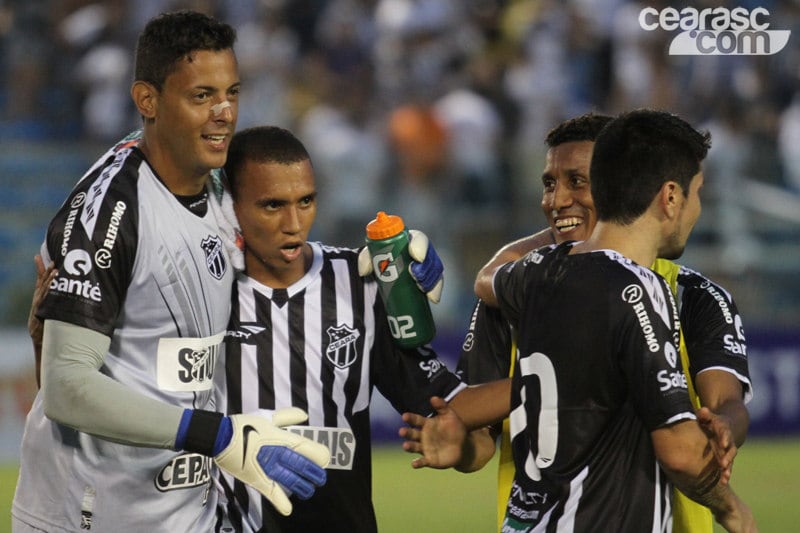 Fernando Henrique é um goleiro do futebol brasileiro e que defende o Ceará