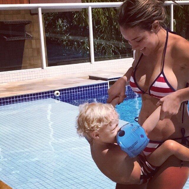 É só fazer sol que Carol já aparece com uma foto de Davi Lucca na piscina